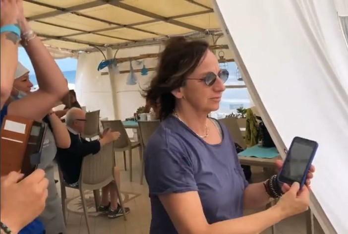 Gianna Nannini canta con i fans ad Andora e li saluta con "W la Liguria!"