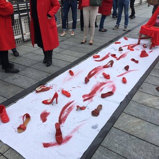 Scarpe rosse di ceramica e sportello antiviolenza, le due Albisole insieme nella giornata contro la violenza sulle donne
