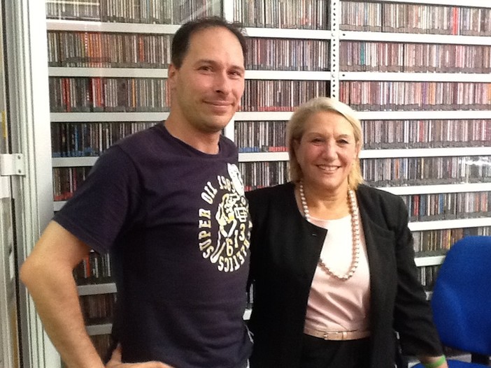 Rosy Guarnieri (a dx) con Luca Valentini (a sx) negli studi di Radio Onda Ligure 101