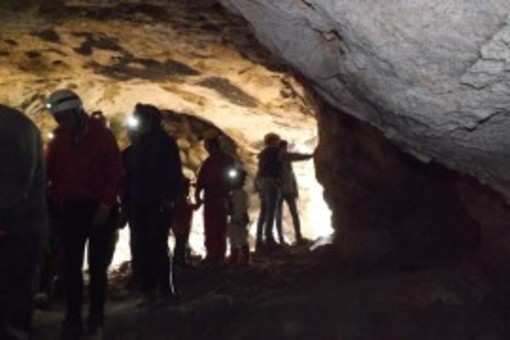 Bambini e adulti: tutti in grotta con il Cai di Savona Bambini e adulti: tutti in grotta con il Cai di Savona