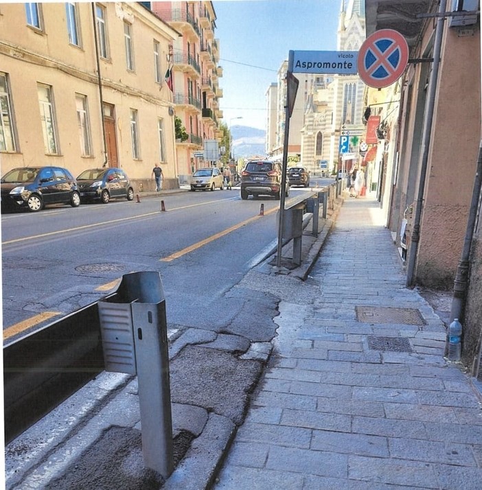 Savona, via al posizionamento di un cordolo per sostituire il guardrail di Zinola (FOTO) Savona, via al posizionamento di un cordolo per sostituire il guardrail di Zinola (FOTO)