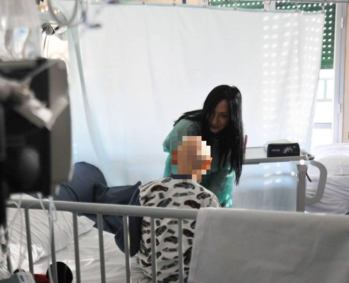 38 giochi ai piccoli del Gaslini. Ambra Locatelli: "Un sorriso per i bimbi" 38 giochi ai piccoli del Gaslini. Ambra Locatelli: "Un sorriso per i bimbi"