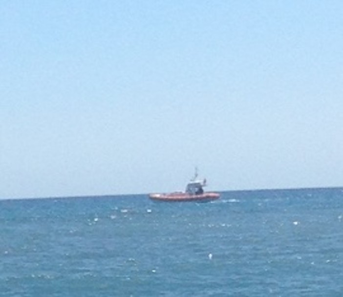 Continuano i controlli posti in essere dalla Guardia Costiera e volti alla tutela della sicurezza e il rispetto delle regole in mare e nelle aree costiere Continuano i controlli posti in essere dalla Guardia Costiera e volti alla tutela della sicurezza e il rispetto delle regole in mare e nelle aree costiere