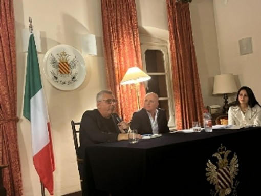 Garlenda, successo a I Giovedì d'Autore per la presentazione del libro "Sillabario Medievale"