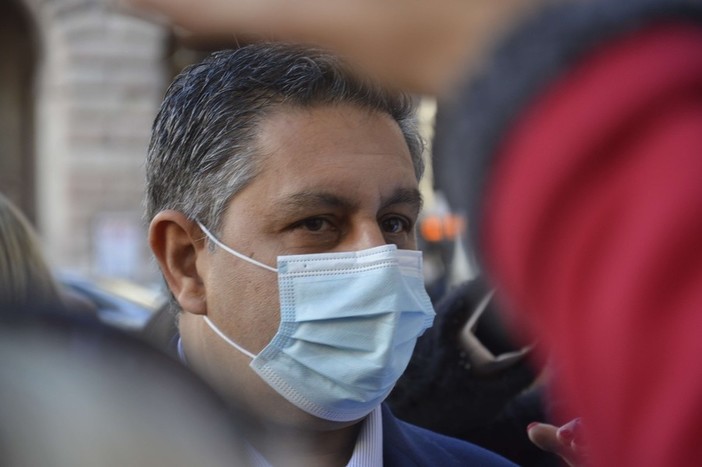 Coronavirus, Toti: "Al San Martino il 100% dei ricoverati per Covid, anche in terapia intensiva, non è vaccinato" Coronavirus, Toti: "Al San Martino il 100% dei ricoverati per Covid, anche in terapia intensiva, non è vaccinato"