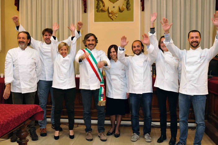 Alassio, prenotano in 120 per vedere giunta ed imprenditori collaborare in cucina nel cooking team building Alassio, prenotano in 120 per vedere giunta ed imprenditori collaborare in cucina nel cooking team building