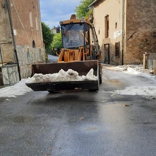 Bardineto, mezzi del comune rimuovono grandine dalle strade (FOTO)
