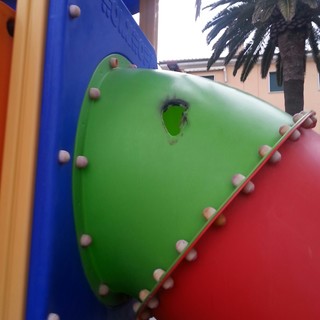 Vandali danno fuoco allo scivolo dei bambini: inagibile l'area giochi della Finanza a Finale