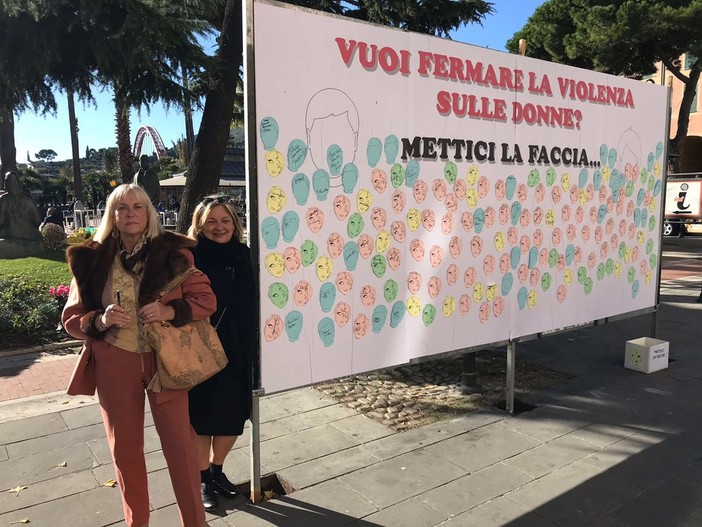 Albenga dice 'no' alla violenza sulle donne: raccolte migliaia di firme in piazza del Popolo Albenga dice 'no' alla violenza sulle donne: raccolte migliaia di firme in piazza del Popolo