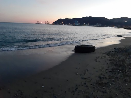 Savona, pneumatico arenato sulla spiaggia di Zinola