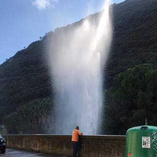 Finale, geyser in via Dante. Guasto risolto in pochi minuti