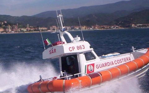 Sbatte contro gli scogli con un canotto e si rifugia: messo in salvo dalla Capitaneria e dai vigili del fuoco