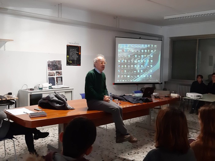 Savona, l'ex magistrato Gherardo Colombo al Ferraris-Pancaldo: "Rispettiamo le regole tramite la Costituzione" (FOTO) Savona, l'ex magistrato Gherardo Colombo al Ferraris-Pancaldo: "Rispettiamo le regole tramite la Costituzione" (FOTO)
