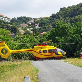 Prelà, ciclista cinquantenne ferita in seguito a una caduta, in volo l'elicottero Grifo