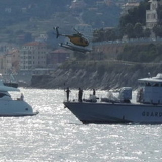 "Strana" manovra nel mare di Andora, la Guardia di Finanza si insospettisce: a bordo 11 kg di droga