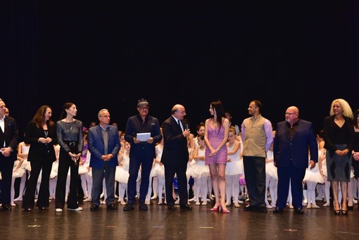 Savona, l'étoile internazionale Lorena Baricalla consegna i certificati d'esame alle giovani ballerine Savona, l'étoile internazionale Lorena Baricalla consegna i certificati d'esame alle giovani ballerine