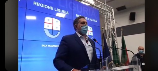 Coronavirus, la Regione opta per la didattica a distanza a rotazione per le superiori. Toti: "Vietati anche agli assembramenti"