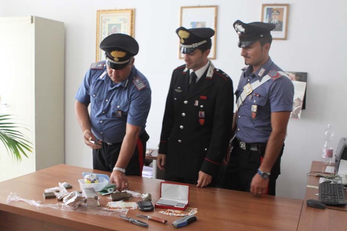 Alassio: hashish e "maria" nascosti in camera, un arresto