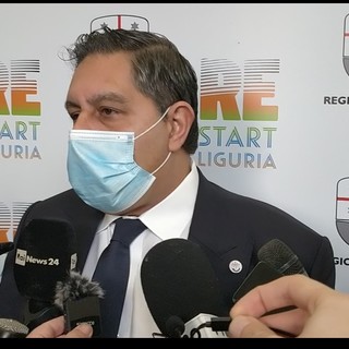 Variante Omicron e nuove misure del governo, Toti boccia il tampone per i vaccinati: "Uno sforzo francamente inutile"
