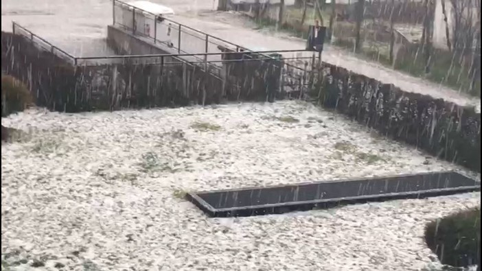 La Val Bormida colpita questo pomeriggio da una violenta grandinata La Val Bormida colpita questo pomeriggio da una violenta grandinata