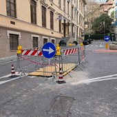 Savona, si apre una grossa buca in via Mentana: transennato un tratto di strada Savona, si apre una grossa buca in via Mentana: transennato un tratto di strada