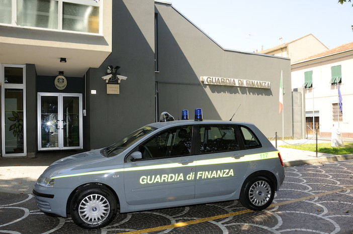 Stabilimento balneare abusivo ad Albenga: sequestrato da Guardia di Finanza e Polizia Locale Stabilimento balneare abusivo ad Albenga: sequestrato da Guardia di Finanza e Polizia Locale