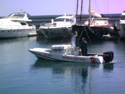 Diportisti affondano a Capo Mele, salvati dalla Guardia Costiera di Alassio Diportisti affondano a Capo Mele, salvati dalla Guardia Costiera di Alassio