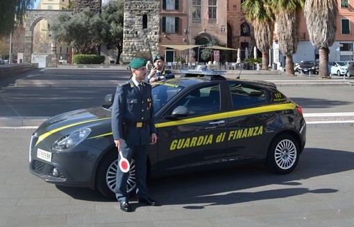 Maxi sequestro di prodotti non sicuri nel savonese, nel mirino della Finanza quattro punti vendita di una nota catena di negozi Maxi sequestro di prodotti non sicuri nel savonese, nel mirino della Finanza quattro punti vendita di una nota catena di negozi