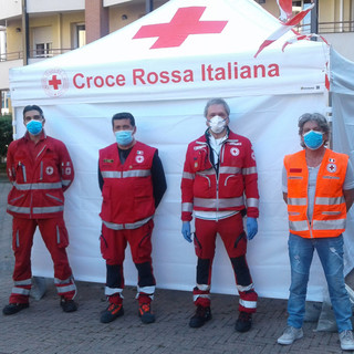 La Croce Rossa Italiana di Albenga monta il gazebo di sanificazione al Trincheri