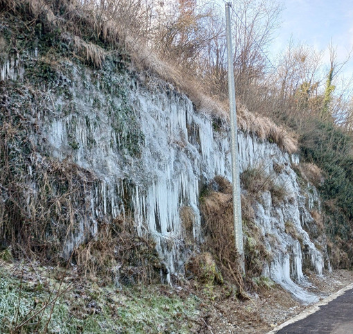 Stalattiti di ghiaccio a Piana Crixia