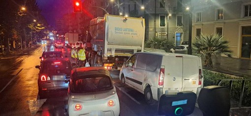 Savona, un mezzo di Sea-S resta bloccato durante la raccolta per un presunto guasto