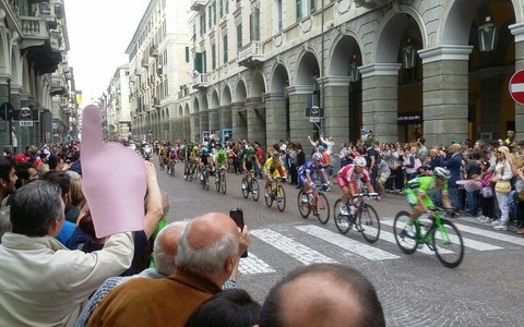 Savona accoglie il Giro d’Italia: il centro città pronto a trasformarsi in un villaggio rosa, strade chiuse dalle 12.30