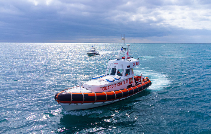 Controlli sulla vendita di pesce: denunce per frode e sanzioni a commercianti e ristoratori, sequestrata una rete nell’Area Marina Protetta di Bergeggi
