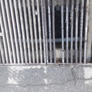 Nella fotogallery: le caditoie che ospitano il cavidotto dell'autovelox