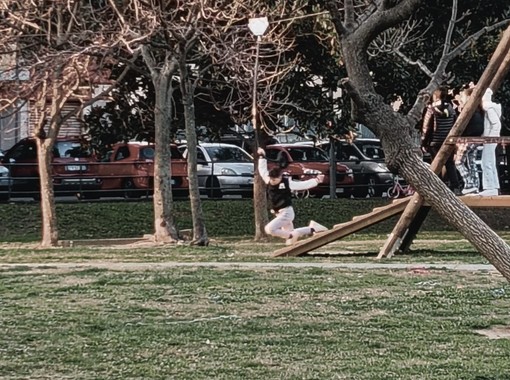 Savona, rimesso il gioco del piattello in Piazza delle Nazioni: era rotto da anni Savona, rimesso il gioco del piattello in Piazza delle Nazioni: era rotto da anni