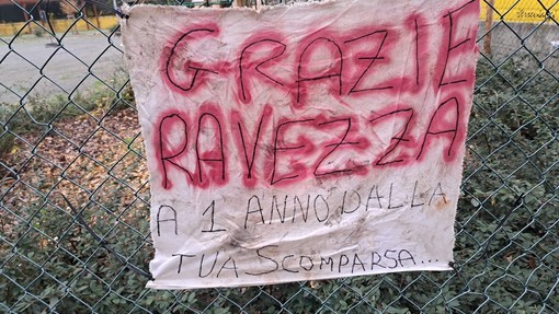 "Grazie Ravezza a 1 anno dalla tua scomparsa", a 365 giorni dalla chiusura del campo non si placa la protesta dei bambini