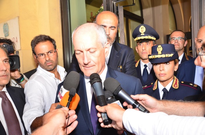 Il capo della Polizia Gabrielli rende omaggio alla salma di Diego Turra: "Poco serio addebitare la sua morte ai No Borders" Il capo della Polizia Gabrielli rende omaggio alla salma di Diego Turra: "Poco serio addebitare la sua morte ai No Borders"