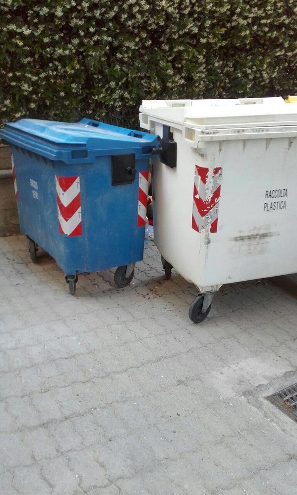Giacigli improvvisati per strada dai senzatetto, un fenomeno in aumento ad Albenga Giacigli improvvisati per strada dai senzatetto, un fenomeno in aumento ad Albenga
