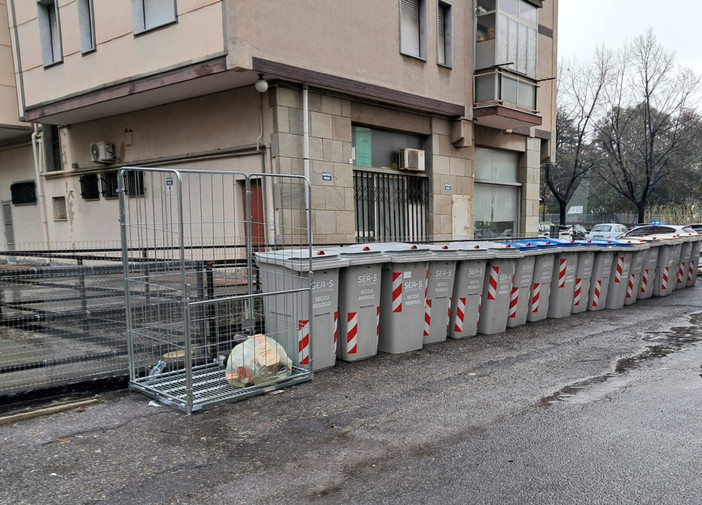 Raccolta rifiuti a Savona, in alcuni spazi ecco le “gabbie” anti-vento per i sacchi di plastica