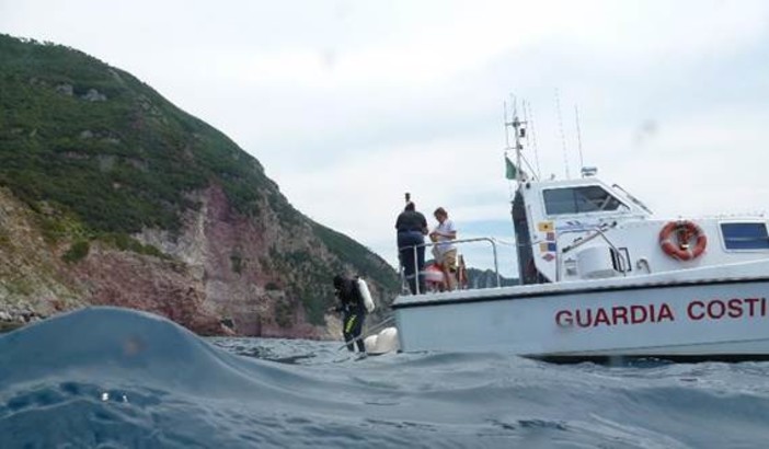 Imbarcazione a vela in avaria a Savona, diportisti tratti in salvo dalla Guardia Costiera Imbarcazione a vela in avaria a Savona, diportisti tratti in salvo dalla Guardia Costiera