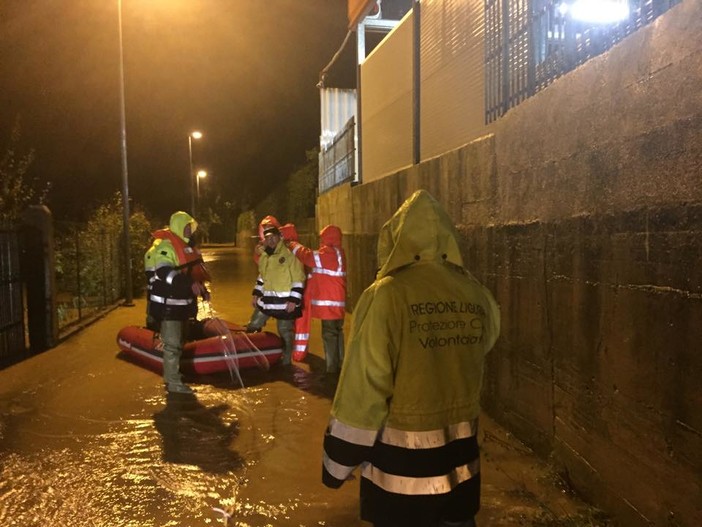 Albenga: alcune famiglie soccorse con un gommone dai volontari della Protezione Civile Albenga: alcune famiglie soccorse con un gommone dai volontari della Protezione Civile