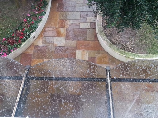 Dal sole, alla pioggia, alla grandine: il cielo savonese regala spettacolo e preoccupazione Dal sole, alla pioggia, alla grandine: il cielo savonese regala spettacolo e preoccupazione