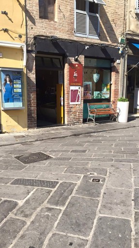 Albenga: furto alla "Gelateria in piazzetta", danni ad infissi e serramenti
