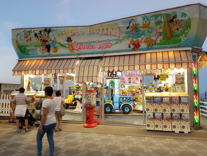 Da 30 anni fa sognare i bambini di Albenga e non solo: la giostra della signora Pina