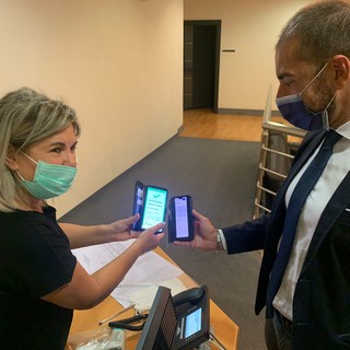 Green pass, oggi i consiglieri regionali hanno mostrato la carta verde per entrare in aula Green pass, oggi i consiglieri regionali hanno mostrato la carta verde per entrare in aula