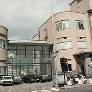 Bambino di 13 mesi subisce l'amputazione di un dito a seguito del morso di un coniglio, trasportato urgentemente al Gaslini