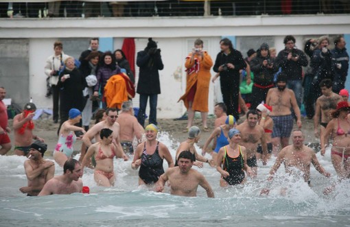 Ceriale: oggi il tradizione cimento, si tuffa anche il sindaco
