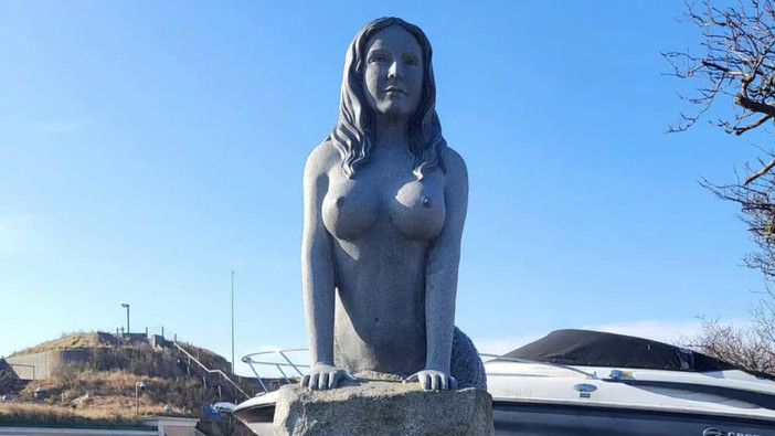 Apriti mare! Il caso della Grande Sirena, metà pesce e metà pin up Apriti mare! Il caso della Grande Sirena, metà pesce e metà pin up
