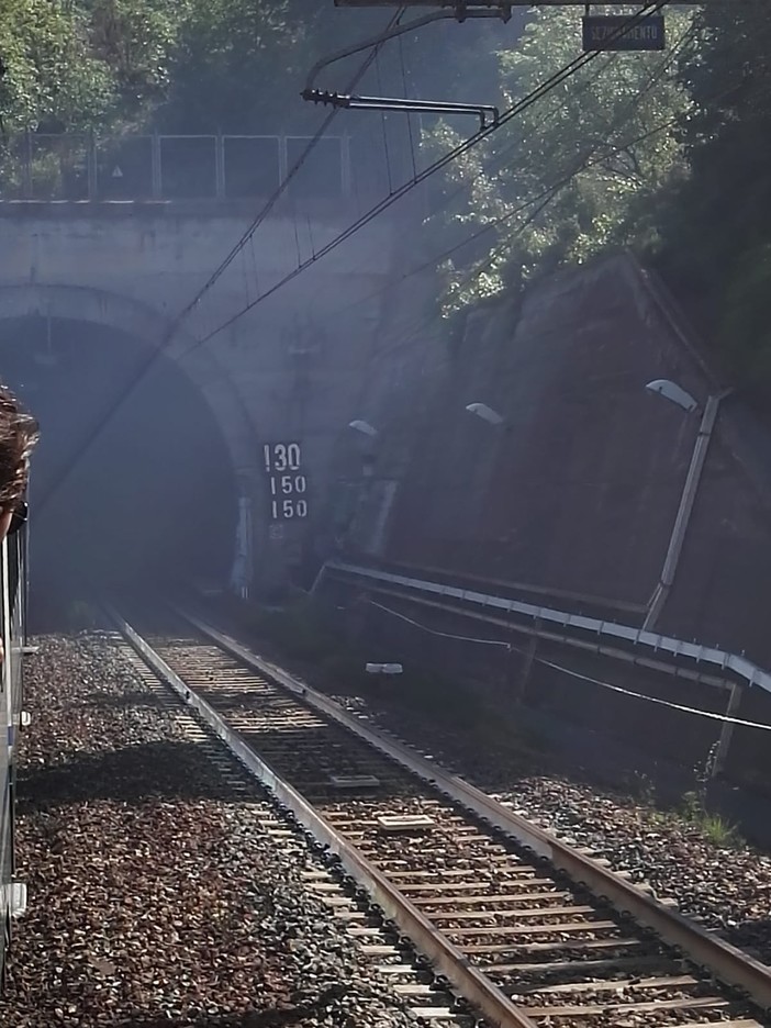 Fumo in galleria tra Spotorno e Finale: attimi di paura sul treno regionale '6184' Fumo in galleria tra Spotorno e Finale: attimi di paura sul treno regionale '6184'