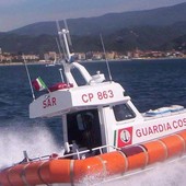 Sbatte contro gli scogli con un canotto e si rifugia: messo in salvo dalla Capitaneria e dai vigili del fuoco Sbatte contro gli scogli con un canotto e si rifugia: messo in salvo dalla Capitaneria e dai vigili del fuoco